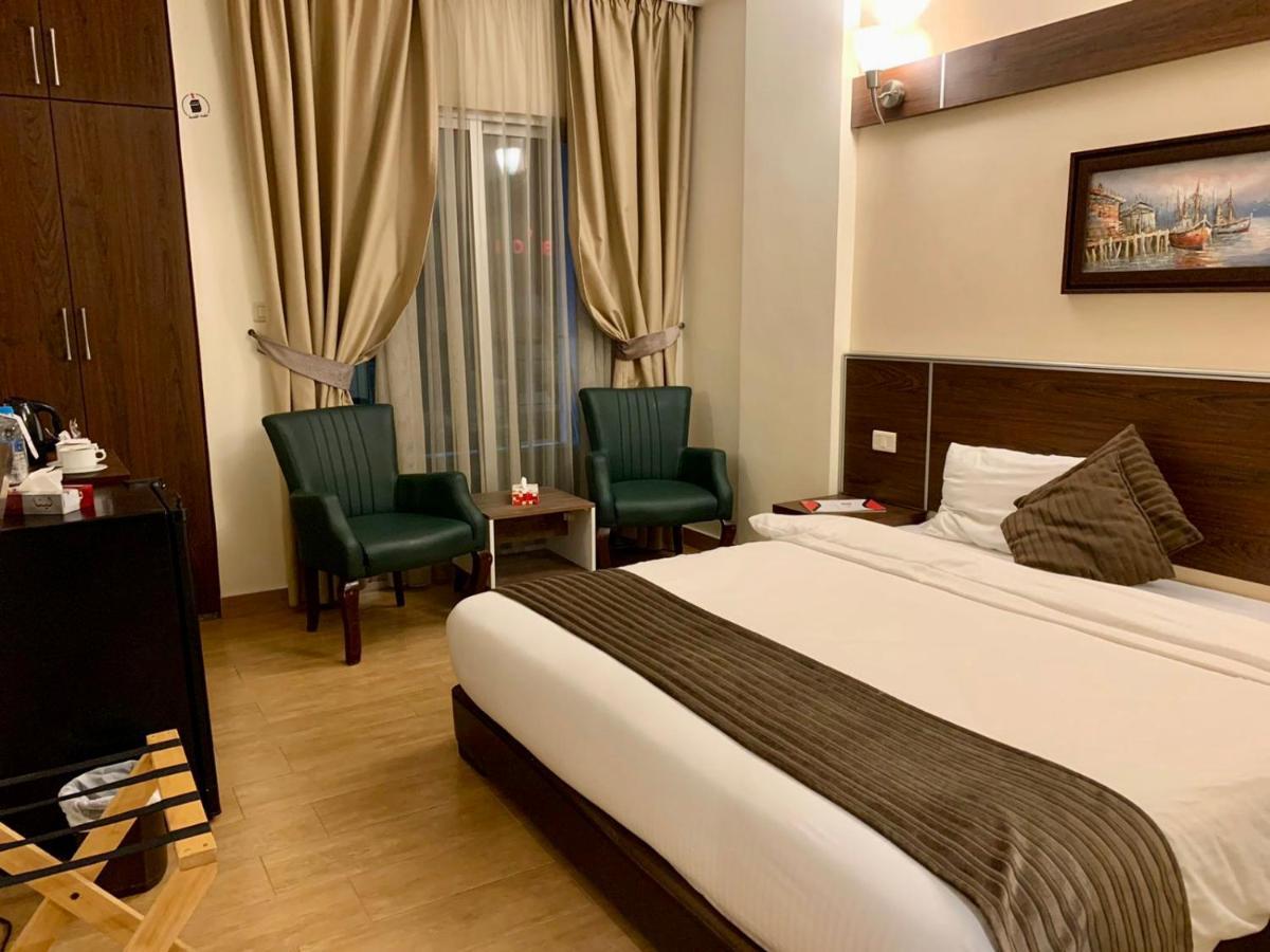 Ream Hotel Аман Екстериор снимка