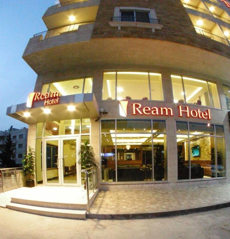 Ream Hotel Аман Екстериор снимка